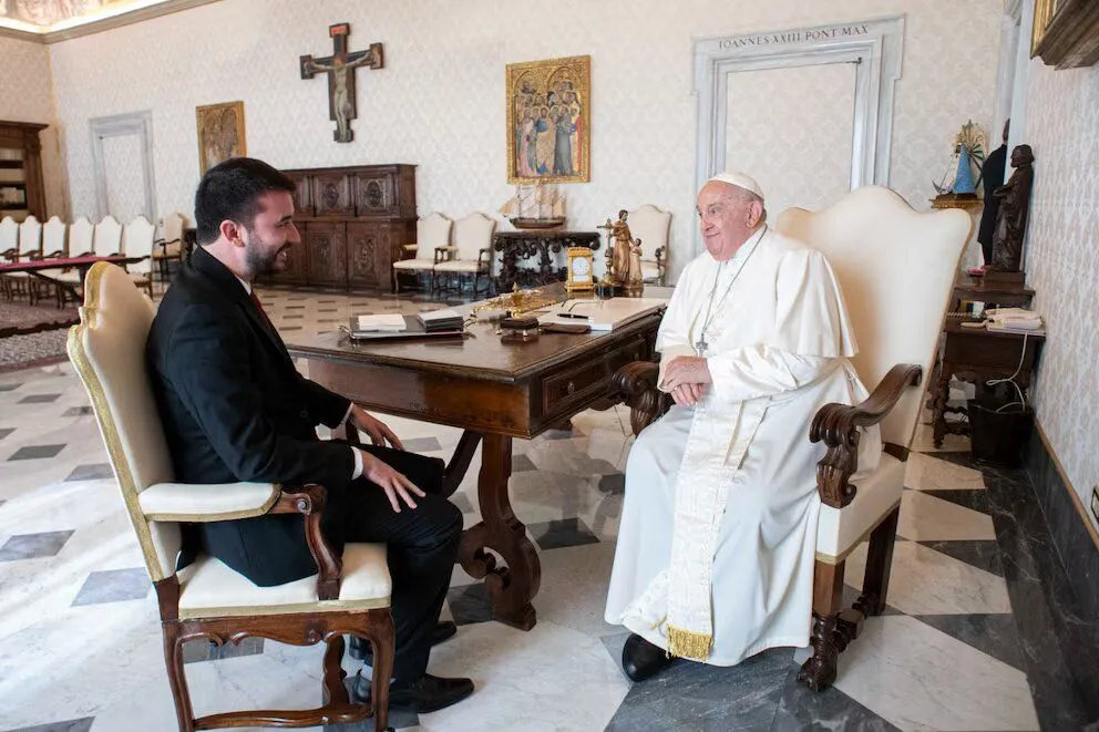 El secretario de Culto junto al papa Francisco. 
