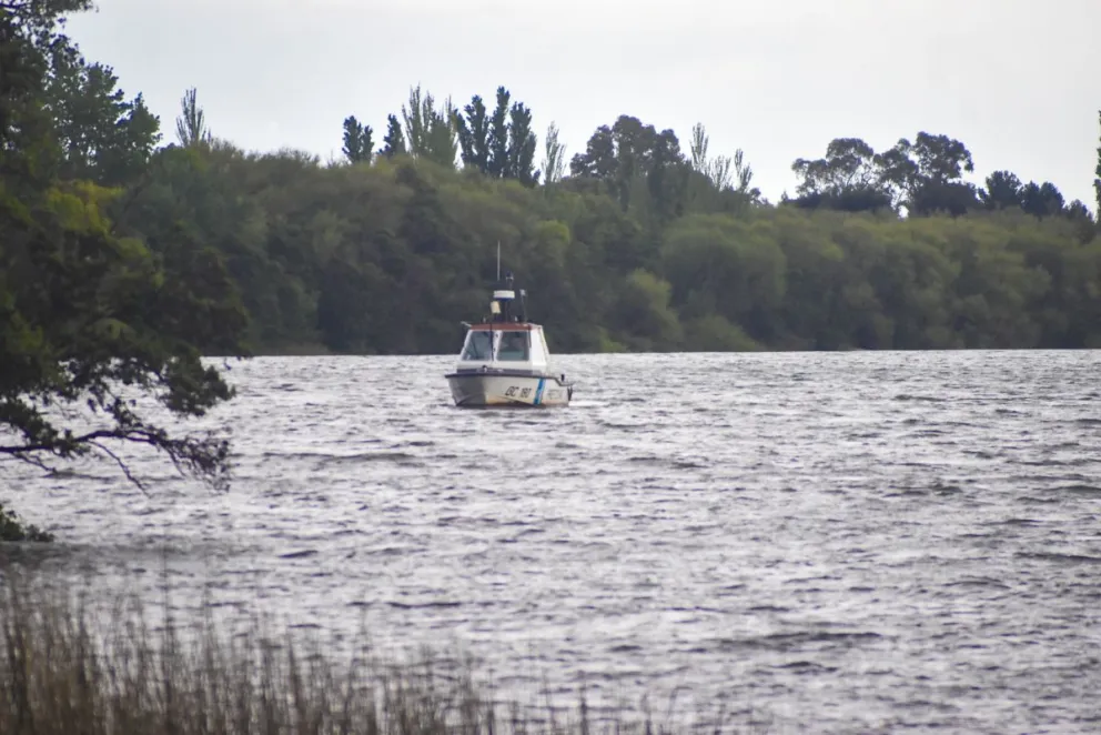Búsqueda sin resultados positivos en torno a la joven desaparecida en el río, en Viedma.