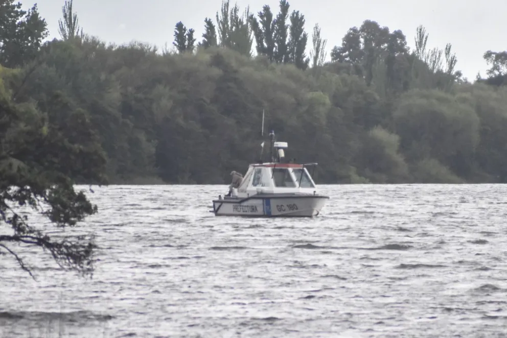 Los padres de Valentina Núñez continúan la búsqueda de su hija en el río. 