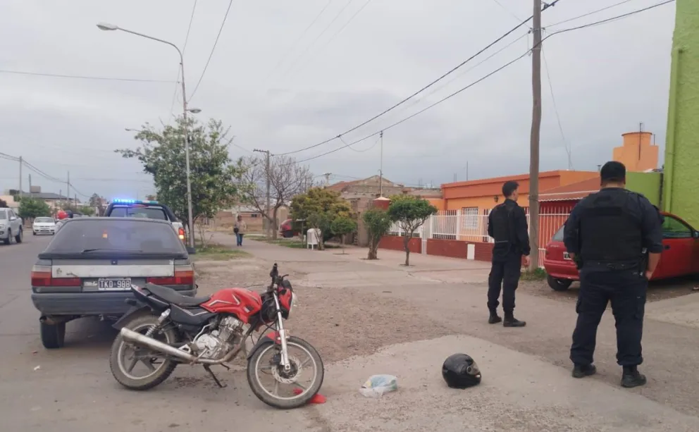 El personal policial quedó custodiando la moto. 