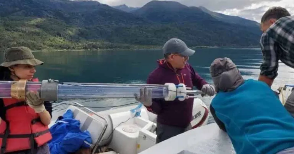 El equipo que halló el mítico vapor perdido en el Nahuel Huapi.