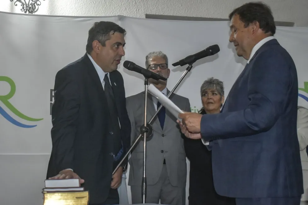 El gobernador le tomó juramento al nuevo Ministro de Salud. Fotos: Vanesa Schwemmler para NoticiasNet.