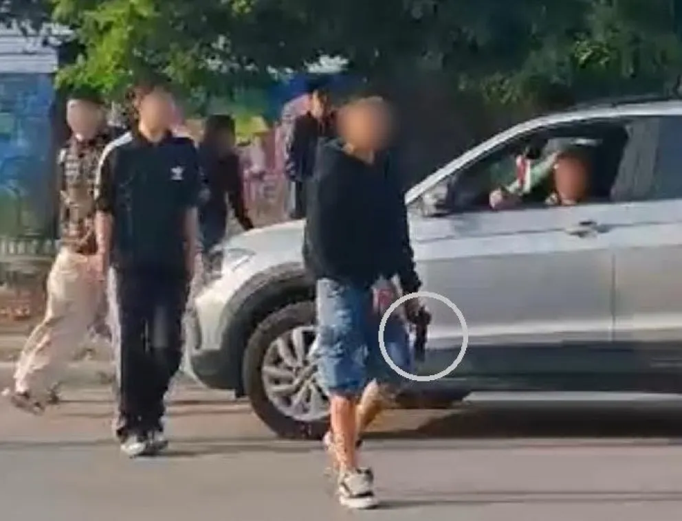 Intervinieron autoridades policiales. La mano izquierda del adolescente y el arma. Foto gentileza.