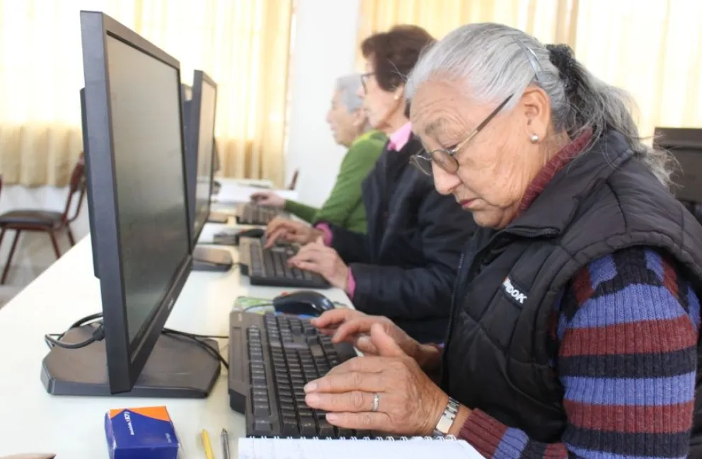 La Ley 579/25 establece un trato digno para personas mayores de 60 años (Imagen ilustrativa)