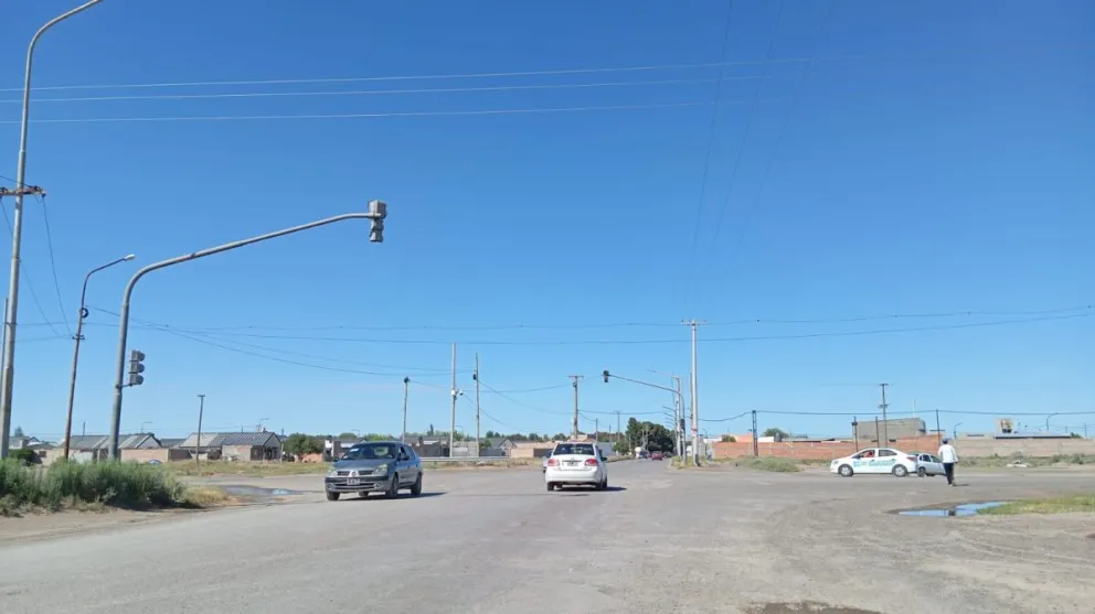 Semáforo fuera de servicio en Ruta Provincial N°1 y Avenida Giachino.