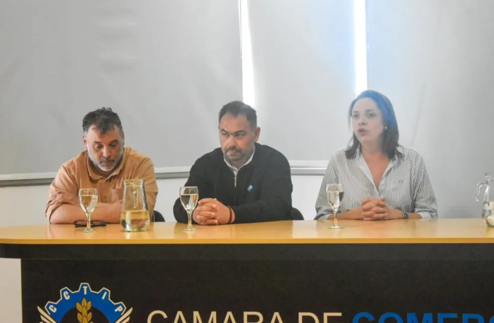 Noguez y el equipo de expertos en la Cámara de Comercio de Viedma. 