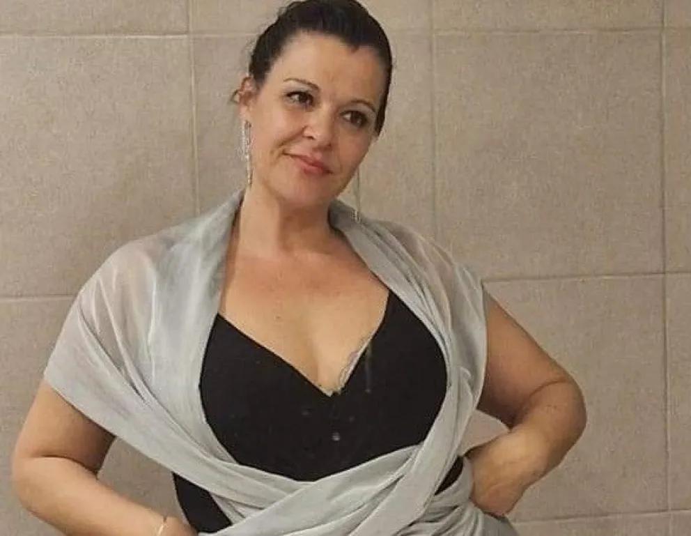 Es profesora de canto y de chica toca la guitarra.