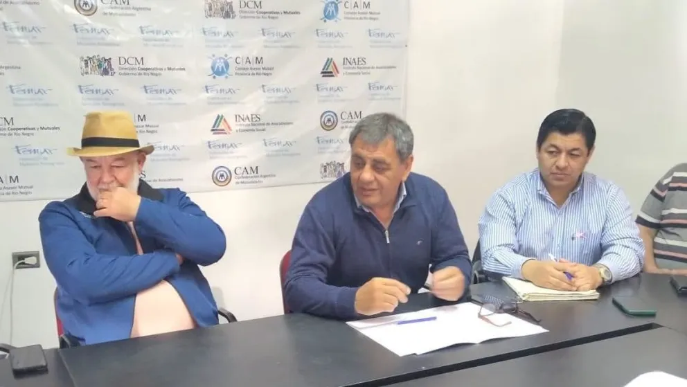 Se busca una resolución que favorezca a las mutuales de la provincia. Cader en el centro, junto a Héctor Ressel (mutuales) y Mario Benítez de MUPOL.
