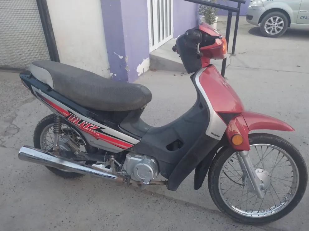 Moto recuperada por la policía en el barrio Las Flores.