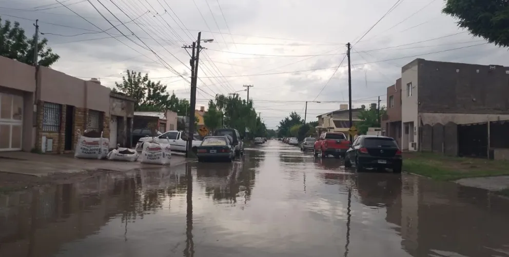 Tras la fuerte lluvia la calle Güemes quedó completamente anegada.
