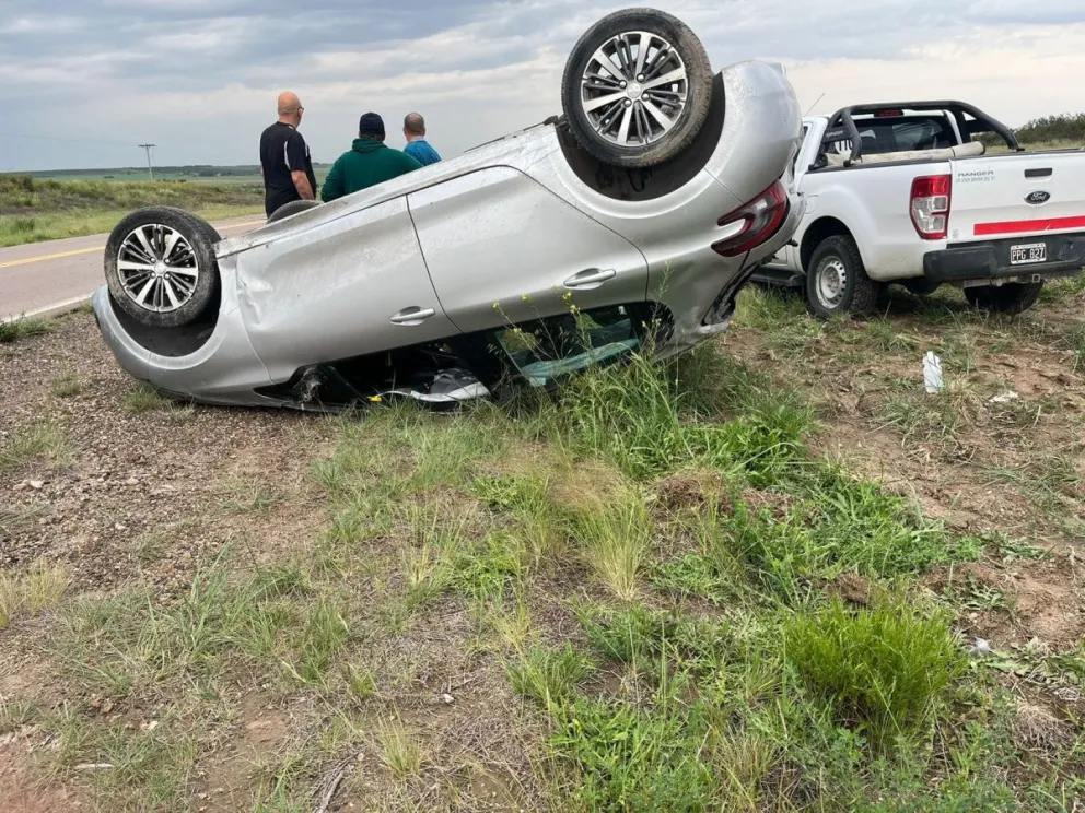 El automóvil quedó volcado al costado de la ruta (foto: Power FM 88.5 Stroeder).