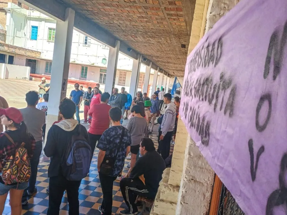 Universitarios organizados para mantener la gratuidad de la educación superior. 