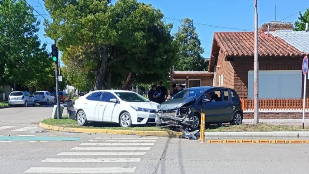  Ambos rodados terminaron arriba de la vereda, y otro semáforo resultó afectado.