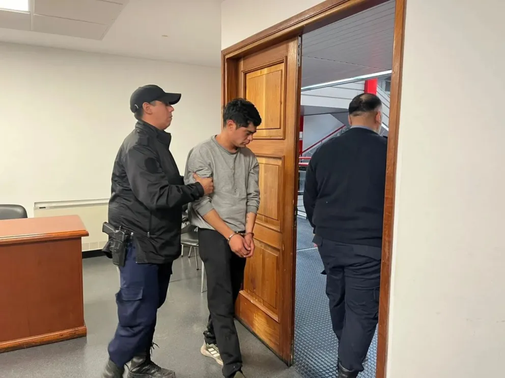 Así se lo llevaron esposado a Cristian Ramírez, por haber atacado gravemente a su pareja. Foto INFO DC.