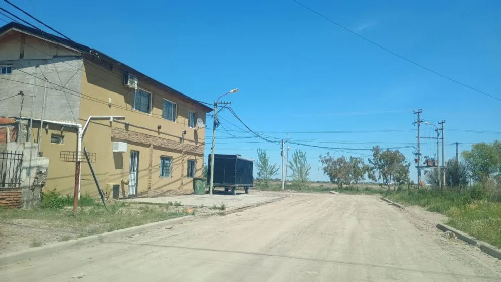 Obligaron a a un comercio a sacar un baño químico instalado en la vereda para que lo usen los clientes.