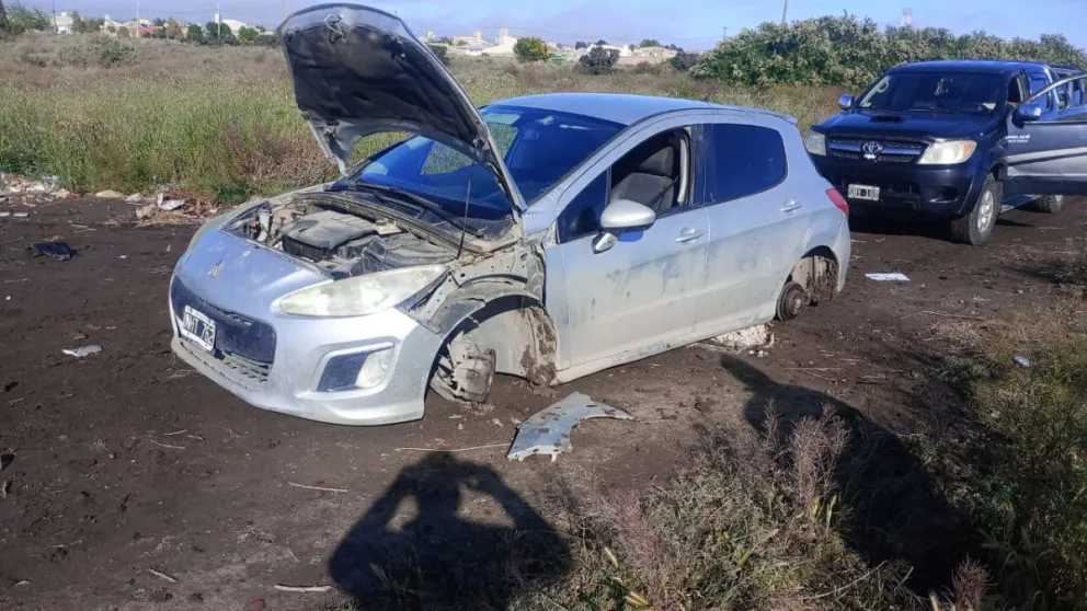 El auto desmantelado en Viedma.