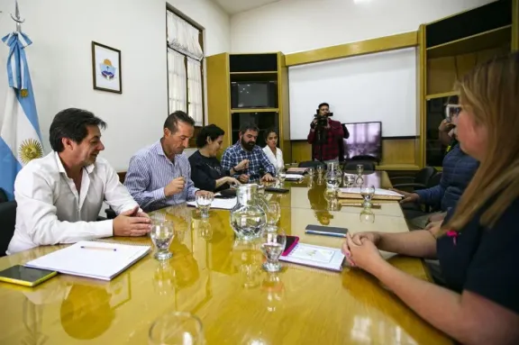 Neuquén firmó el acuerdo salarial 2025 con tres de los cuatro gremios ...