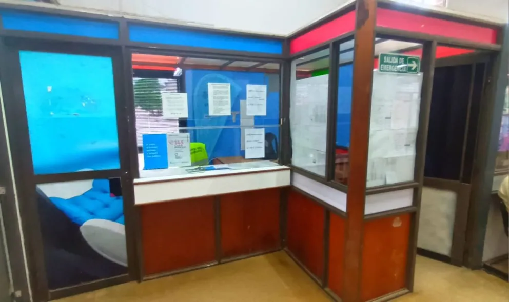 Hay una oficina en el hall central.