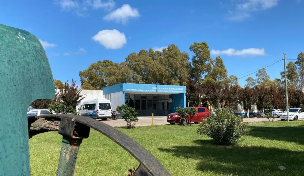 La escuela se encuentra en la zona suburbana de la ciudad.