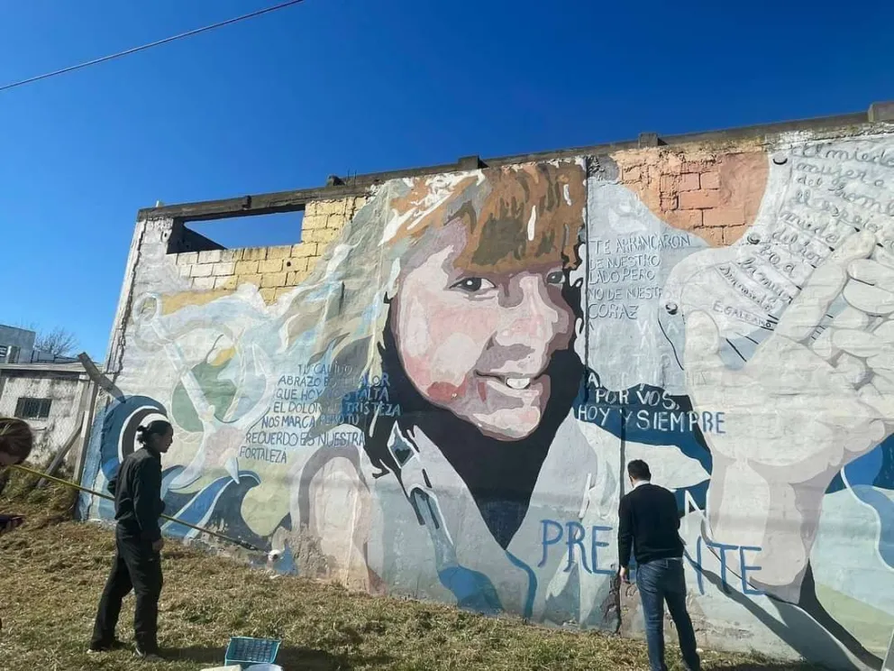 Mural en inmediaciones de la terminal de Viedma. 