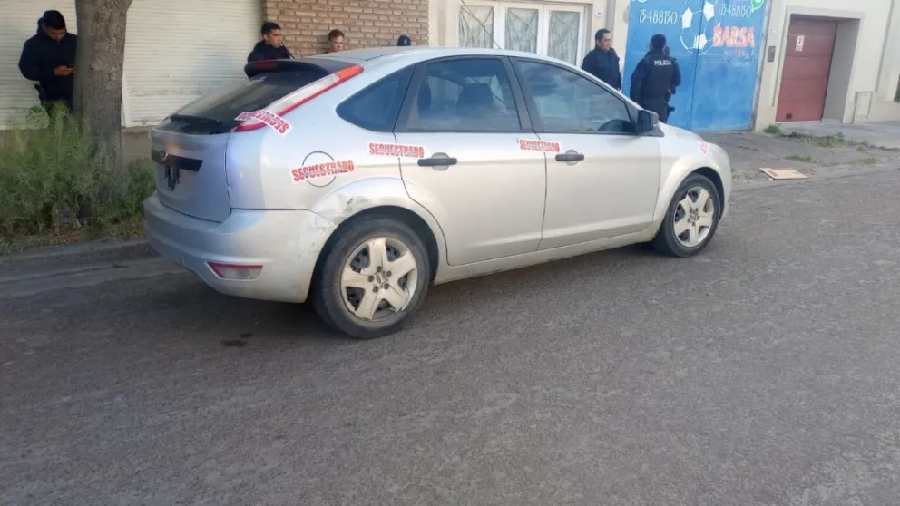 Tiene prohibición de acercamiento al agente lesionado.