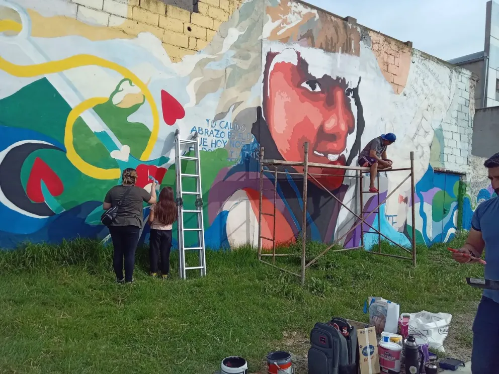 El mural se ubica detrás de la terminal, donde fue vista por última vez. (Fotos Facebook Edith Miler).