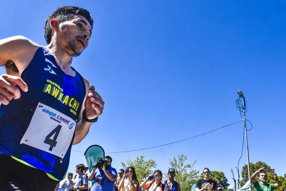 Martín ñancucheo, el más rápido de la maratón. Fotos: Vanesa Scwemmler para NoticiasNet.
