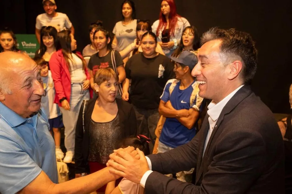 Un integrante del Don Bosco recibió de manos del intendente su diploma. 