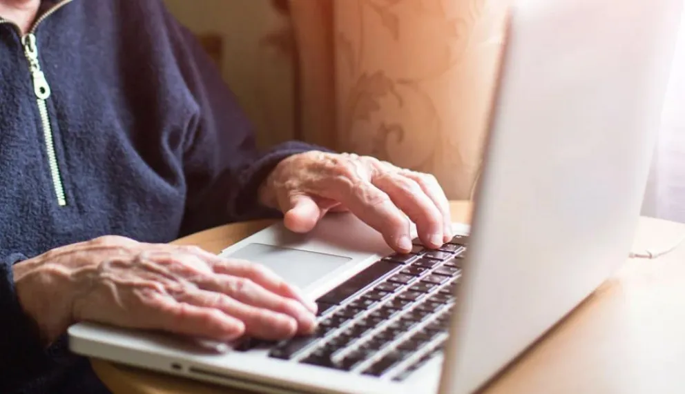 El objetivo es equipar a los mayores de 60 años con herramientas digitales.