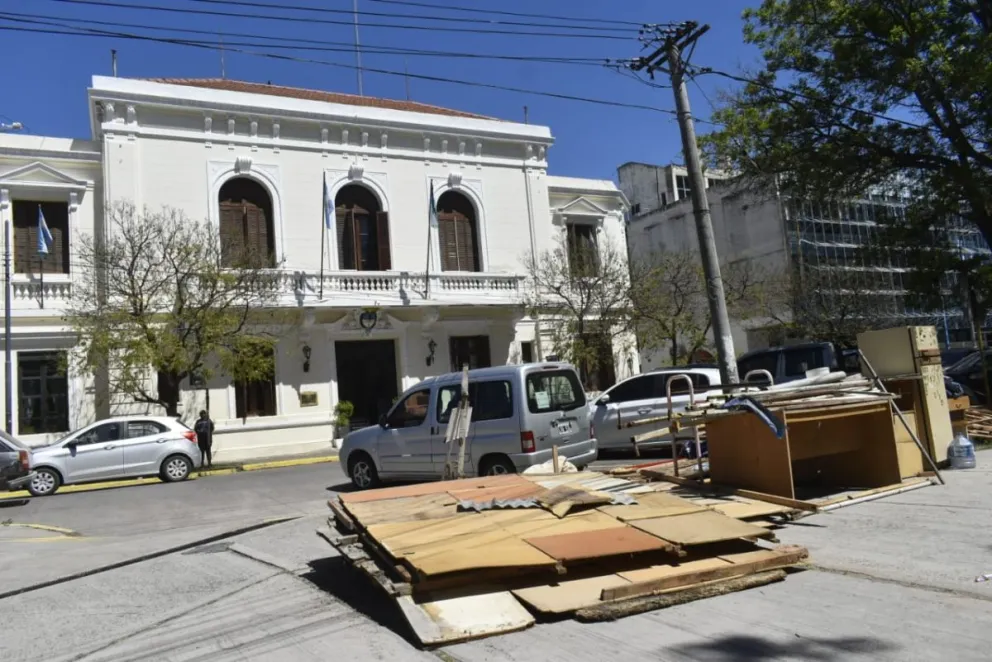 Representantes de diversos puntos de la provincia estuvieron para desmontar la precaria edificación. Foto Vanesa Schwemmler para NoticiasNet.