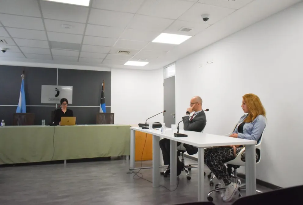 La acusada en tribunales, escuchando los pormenores de su calificación. 