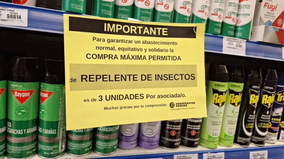 Cartel de aviso a los clientes de un supermercado local. 