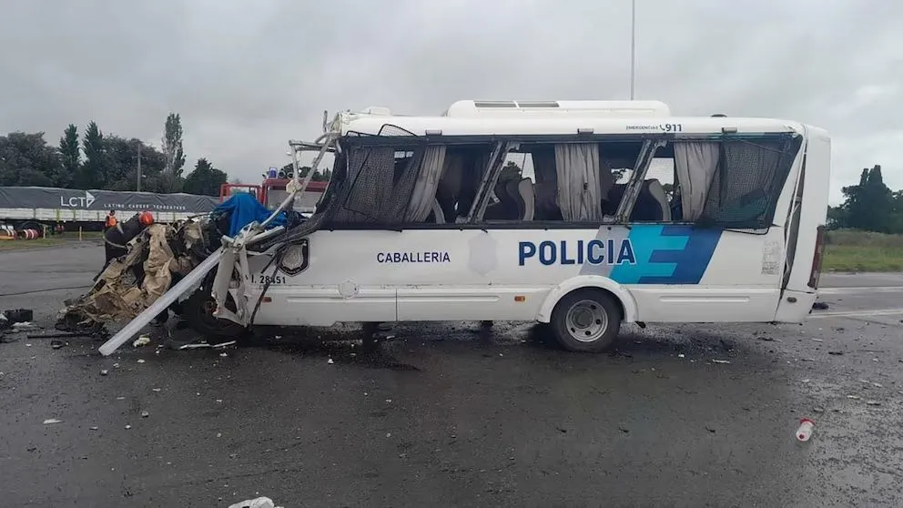 Así quedó la combi que trasladaba personal policial.
