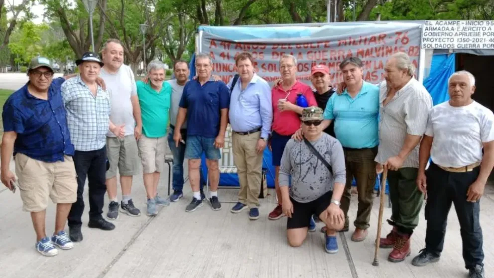 En su primer día de gestión, Weretilneck escuchó el reclamo de los ex soldados continentales en plaza San Martín de Viedma.