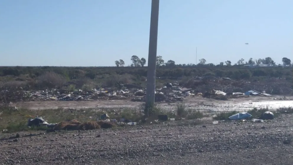 Basura en el barrio 8 de Diciembre de Viedma.