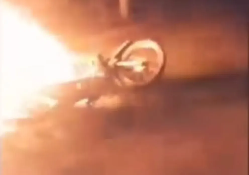 Moto incendiada por una de las bandas rivales. 