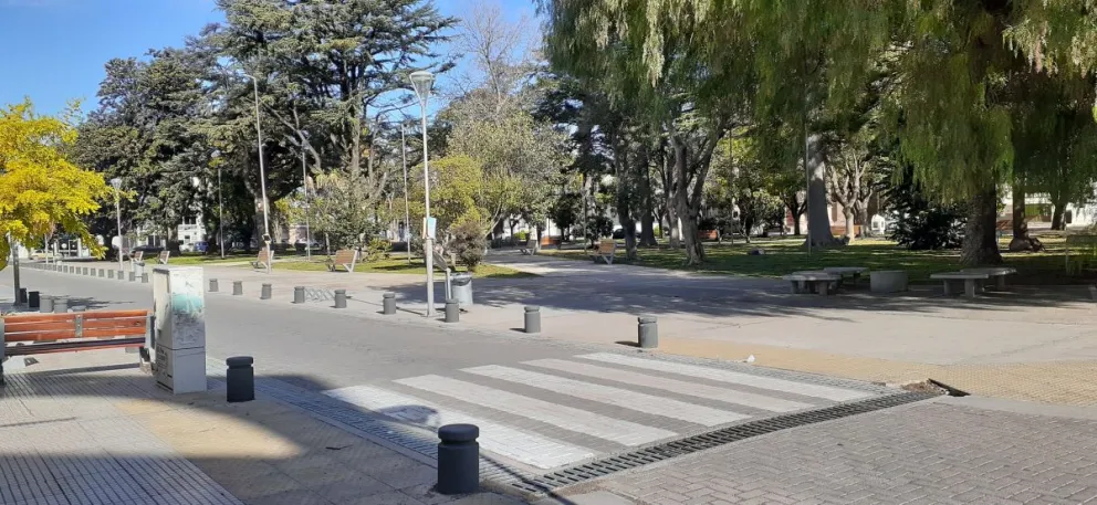 La plaza Alsina es el lugar de encuentro de adolescentes, pero también lugar de problemas. 