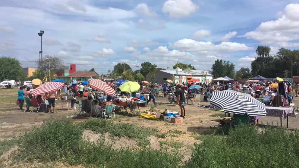 La feria funciona todos los sábados en el predio de la junta vecinal. 
