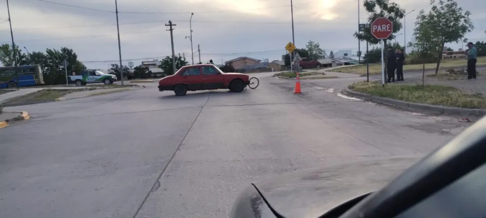 El ciclista cayó muy cerca del paragolpes delantero. Fotos gentileza.