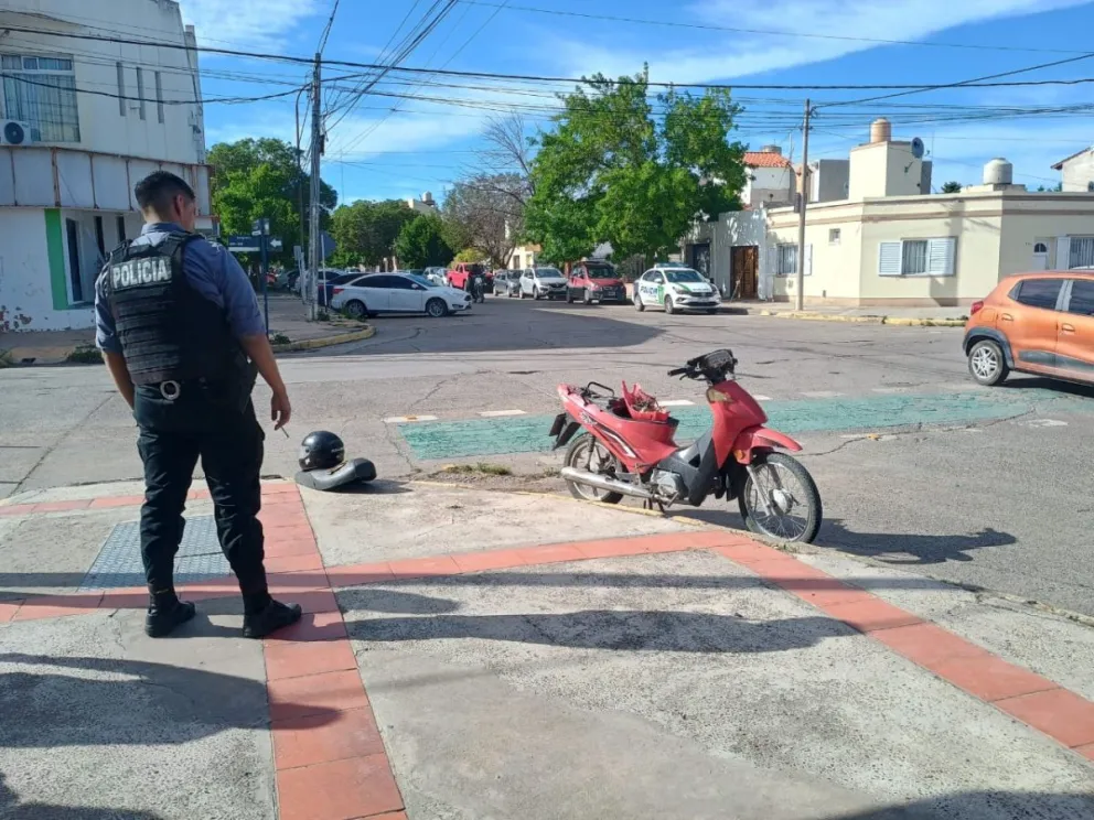 El accidente se dio en Pueyrredón y Belgrano, en Viedma (Foto: Vanesa Schwemmler)