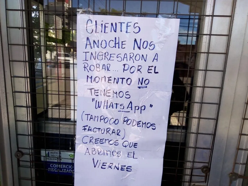Los clientes habituales y de paso, se sorprendieron por el cartel.