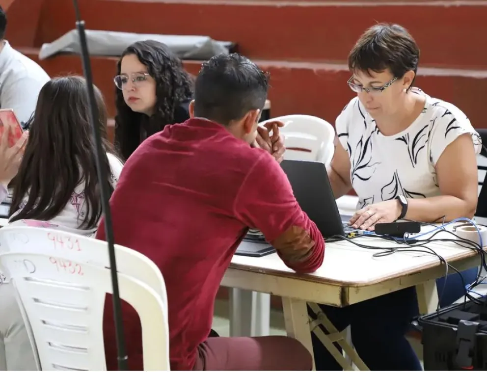 La mayoría del despliegue oficial es en escuelas de la provincia.