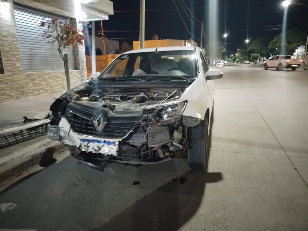 El taxi quedó con el frente destruido (fotos DL). 