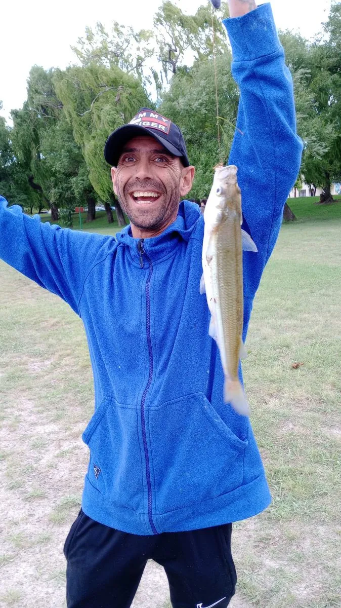Toretto Garc&iacute;a tambi&eacute;n pesc&oacute; un pejerrey en la costanera.