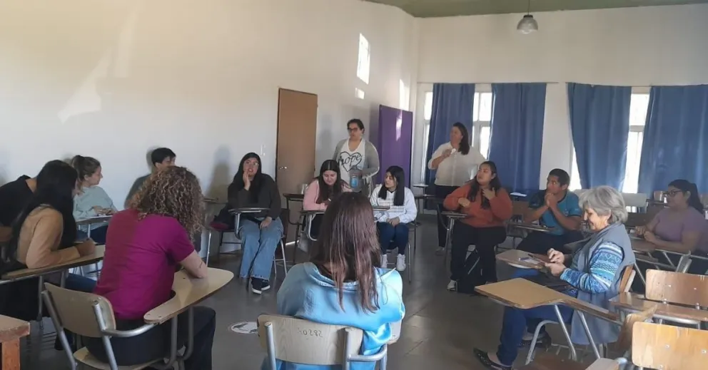 Una charla comprometida.