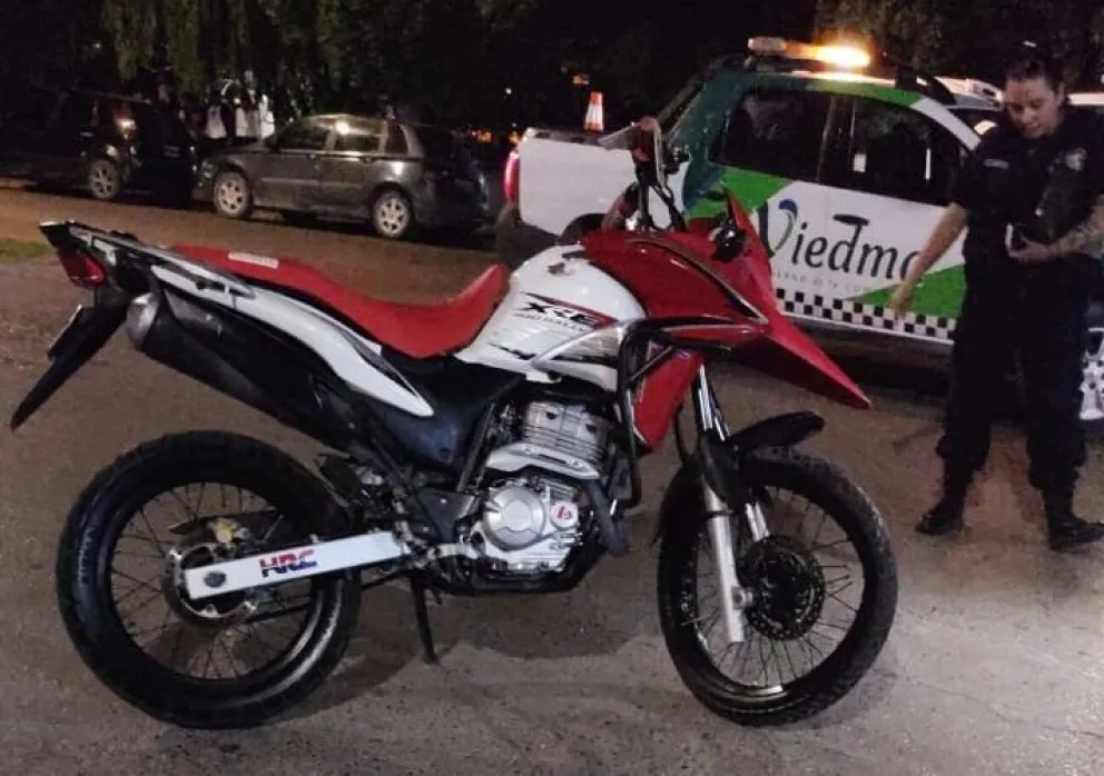 Testigos indicaron que la acompañante de la moto no llevaba casco. 