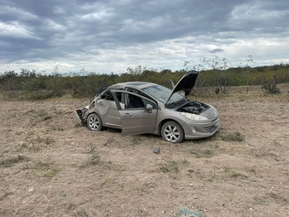 Un Peugeot 408 volcó sobre la Ruta Nacional N° 3.