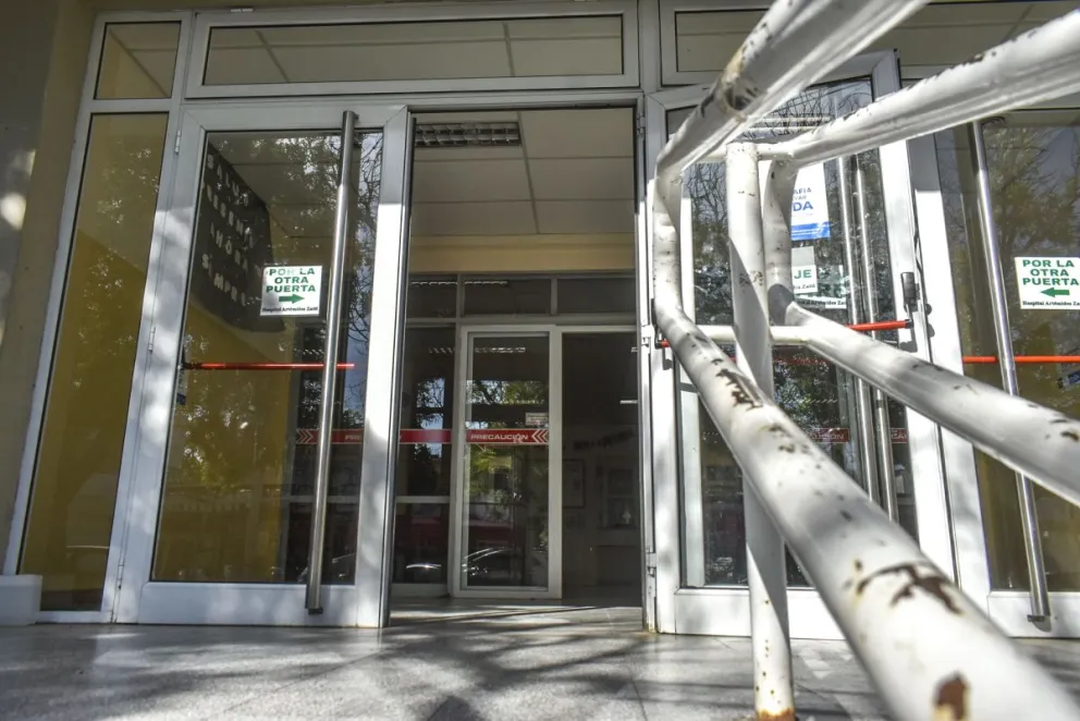 El hombre permanece internado en la unidad de terapia del hospital local.