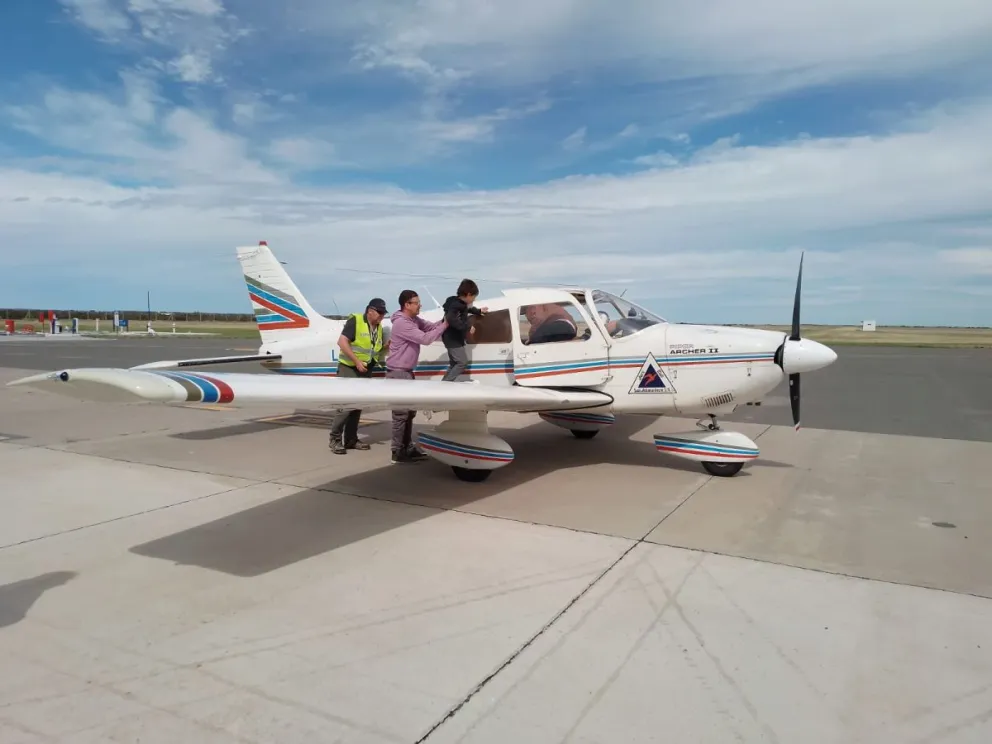 Las aeronaves contaban con una capacidad de hasta tres pasajeros, En la imagen un Pipper Archer.