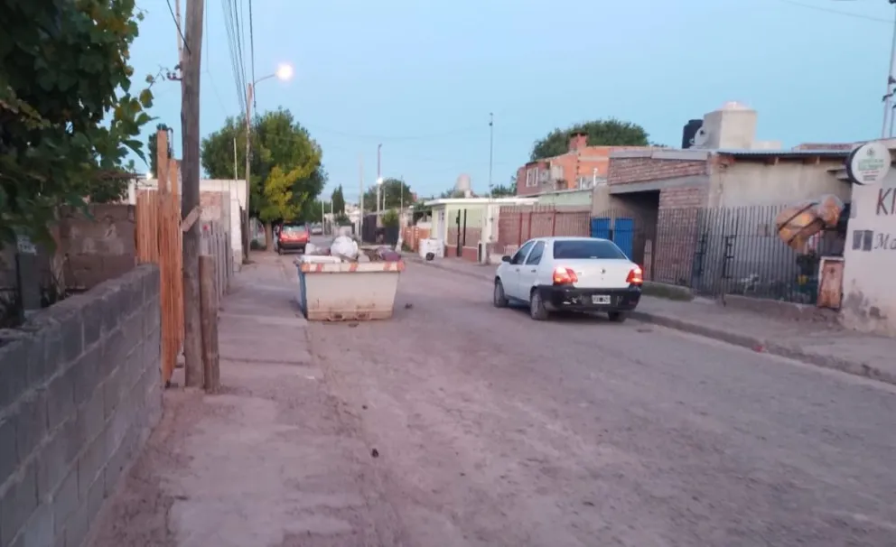 El volquete está en calle Miranda. 